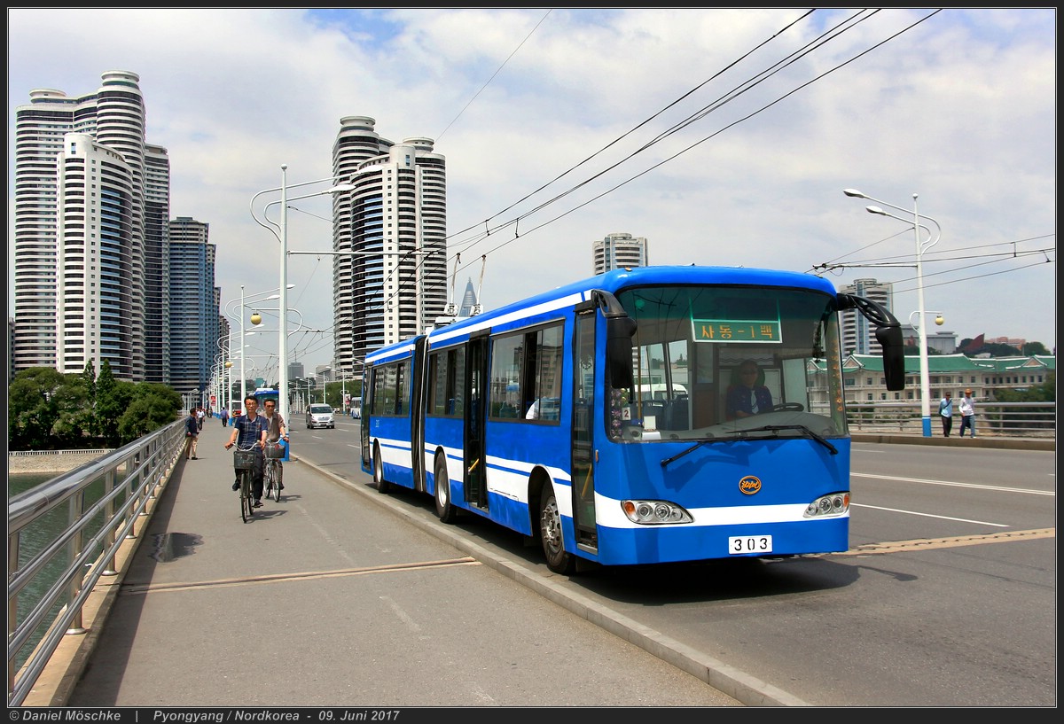 Pchjongjang, Chollima 091 č. 303; Pchjongjang — Trolleybus route banner Pchjongjang, Chollima 091 č. 303; Pchjongjang — Trolleybus route banner