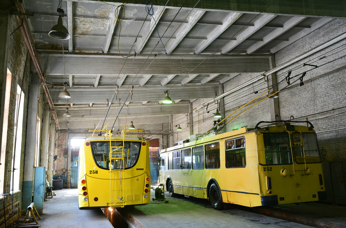 Владивосток, ВМЗ-5298.01 «Авангард» № 258; Владивосток, ЗиУ-682Г-016.02 № 252