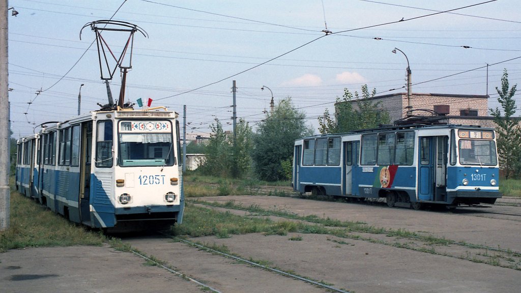 Kazan, 71-605A N°. 1205; Kazan, 71-132 (LM-93) N°. 1301