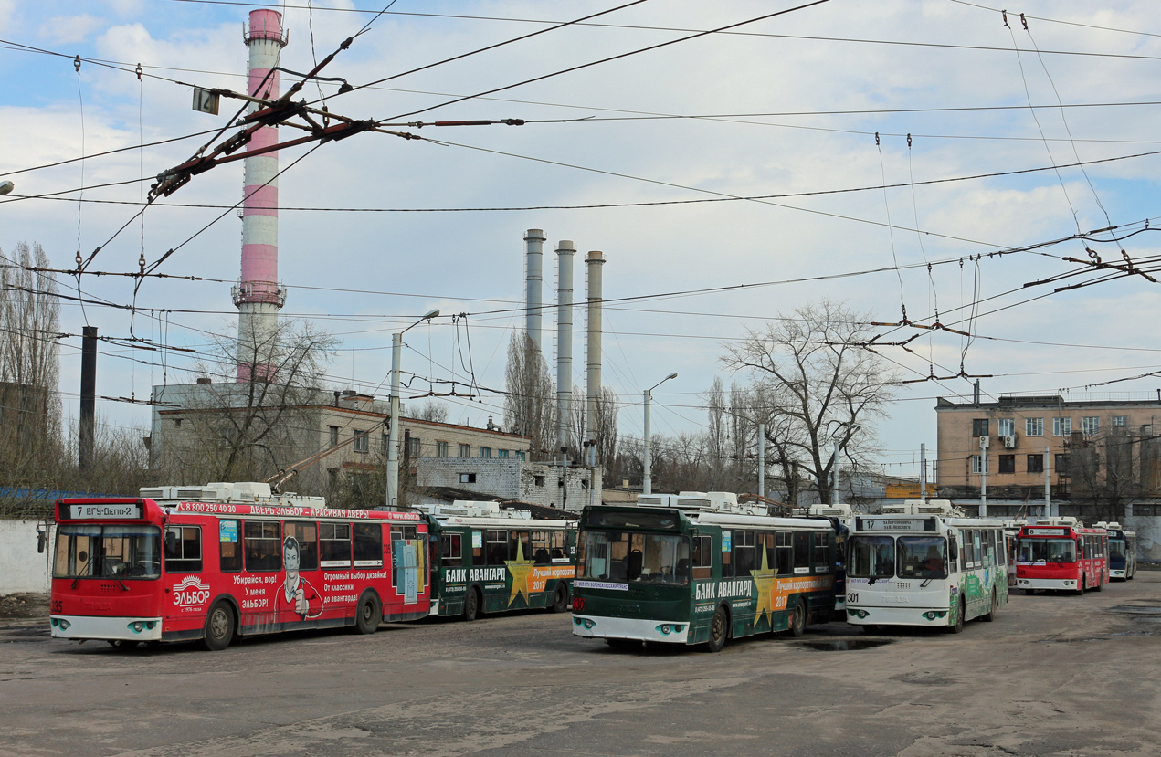 Воронеж, ЗиУ-682Г-016.04 № 335; Воронеж, ЗиУ-682Г-016.04 № 330; Воронеж, ЗиУ-682Г-016.02 № 301