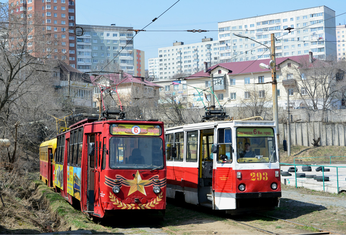 Владивосток, 71-132 (ЛМ-93) № 320; Владивосток, 71-605А № 293; Владивосток — Тематические трамваи