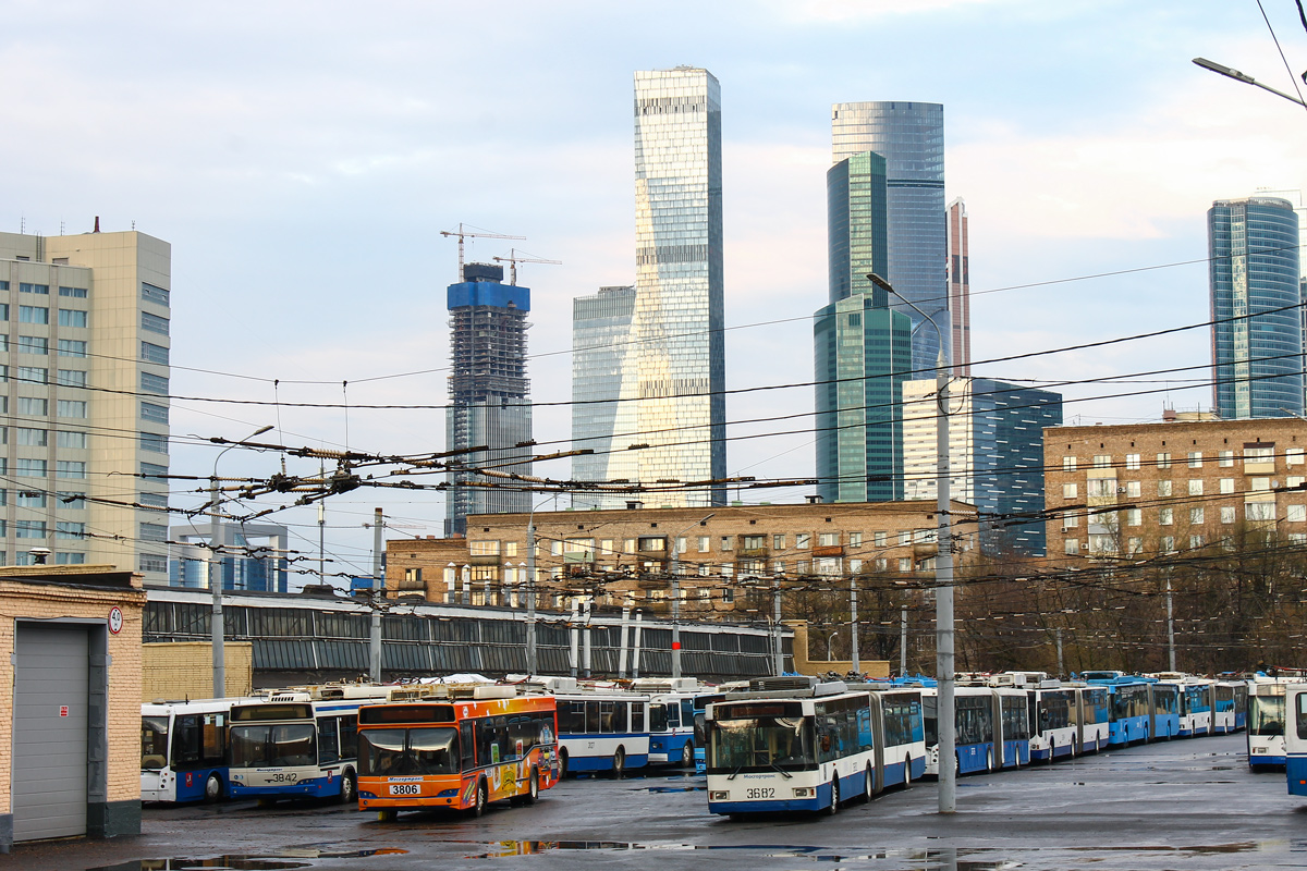 Москва, СВАРЗ-МАЗ-6235.00 № 3806; Москва, ВМЗ-62151 «Премьер» № 3682