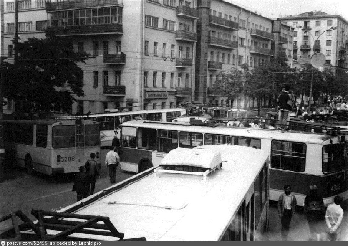 Москва, ЗиУ-682В [В00] № 5208; Москва, ЗиУ-682В-013 [В0В] № 4306; Москва — Троллейбусные баррикады в августе 1991