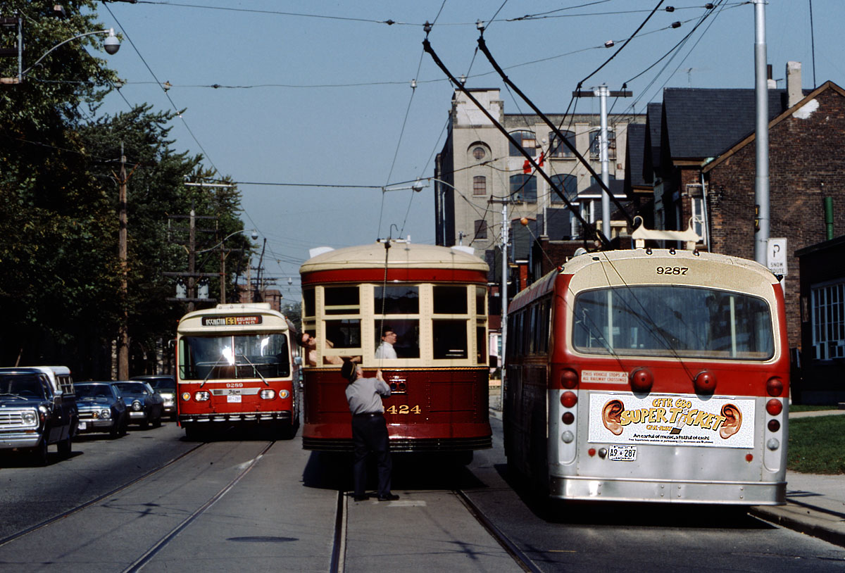 Торонто, Flyer E700A № 9289; Торонто, Flyer E700A № 9287; Торонто, CCF Peter Witt № 2424