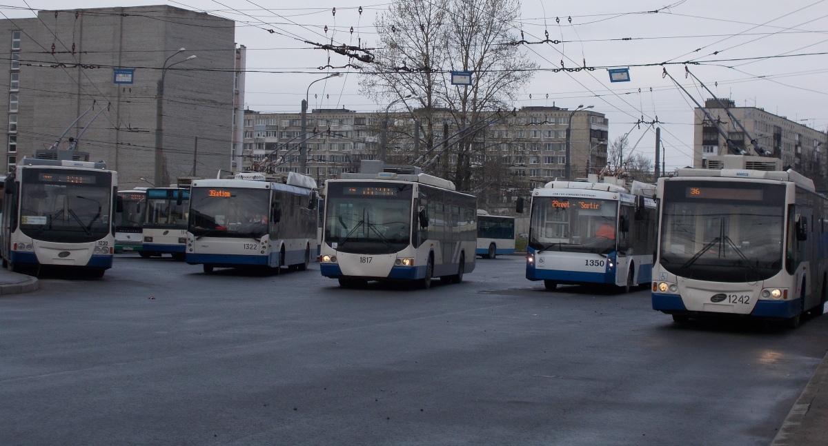 Санкт-Петербург, Тролза-5265.00 «Мегаполис» № 1322; Санкт-Петербург, ВМЗ-5298.01 «Авангард» № 1817; Санкт-Петербург, Тролза-5265.00 «Мегаполис» № 1350; Санкт-Петербург — Конечные станции и разворотные кольца