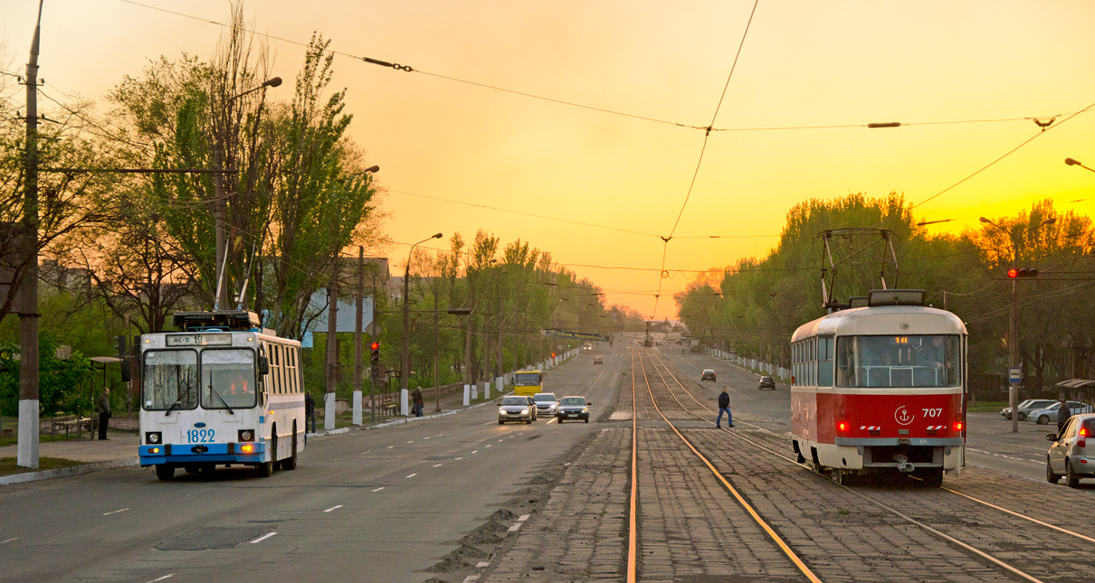 Мариуполь, ЮМЗ Т2 № 1822; Мариуполь, Tatra T3SUCS № 707 Мариуполь, ЮМЗ Т2 № 1822; Мариуполь, Tatra T3SUCS № 707