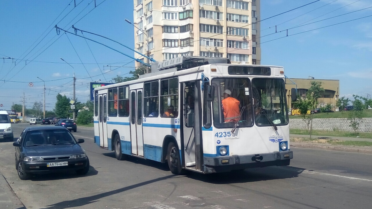 Киев, ЮМЗ Т2 № 4235 Киев, ЮМЗ Т2 № 4235