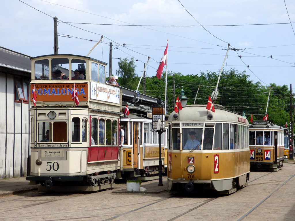 Скьолленесхольм, Двухосный моторный вагон № 50; Скьолленесхольм, Четырёхосный моторный KS Dukke Lise № 701; Скьолленесхольм — 40-летний юбилей музея — 26.05.2018.