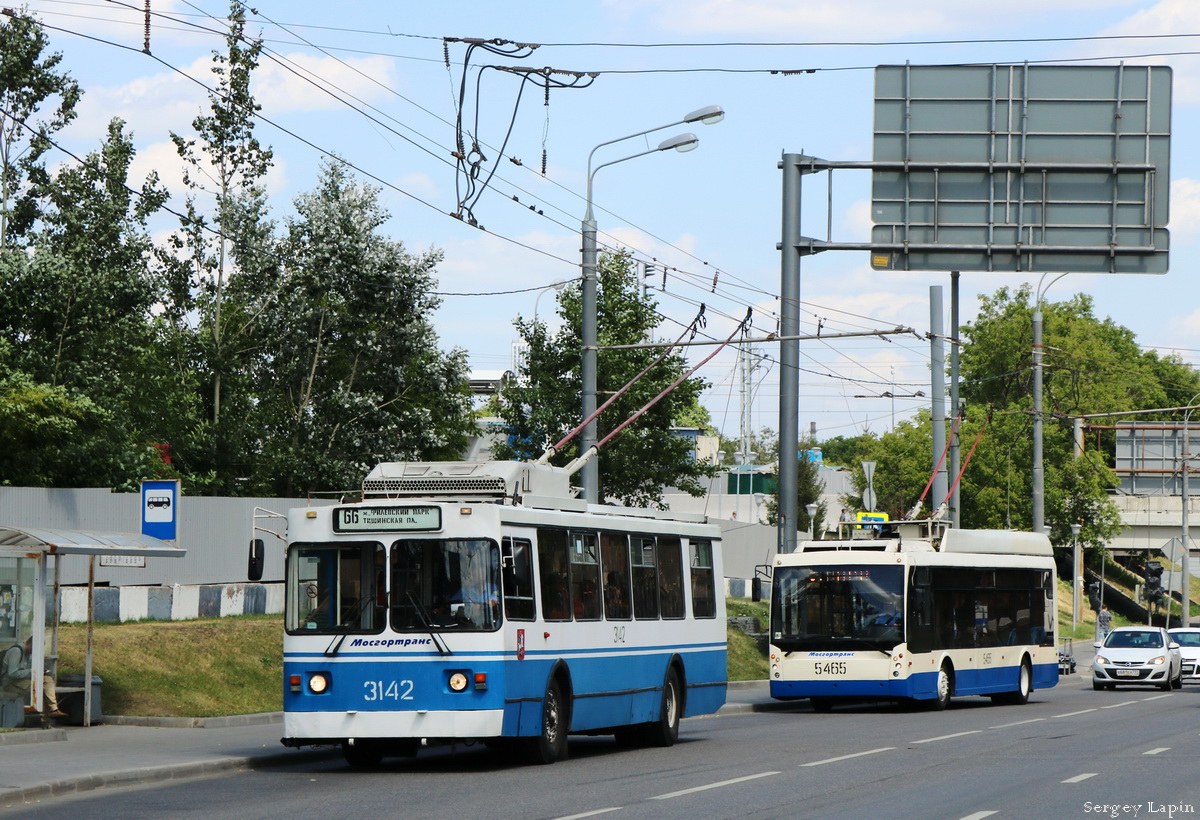 Moskva, ZiU-682GM1 (with double first door) č. 3142; Moskva, Trolza-5265.00 “Megapolis” č. 5465