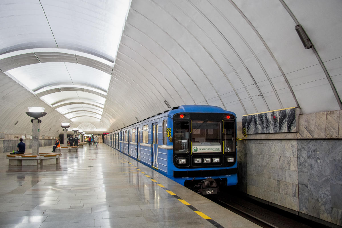 Екатеринбург, 81-717.5 (ЛВЗ/ВМ) № 8925