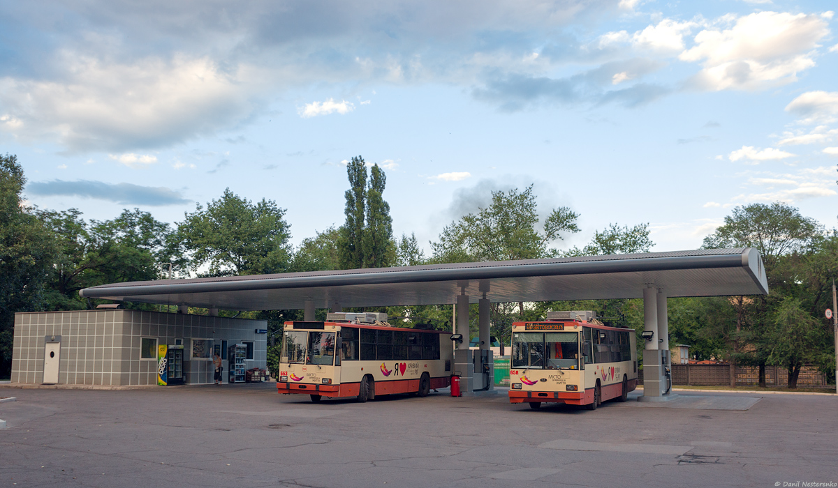 Кривой Рог, ЮМЗ Т2 мод. 7 № 663; Кривой Рог, ЮМЗ Т2 мод. 7 № 658