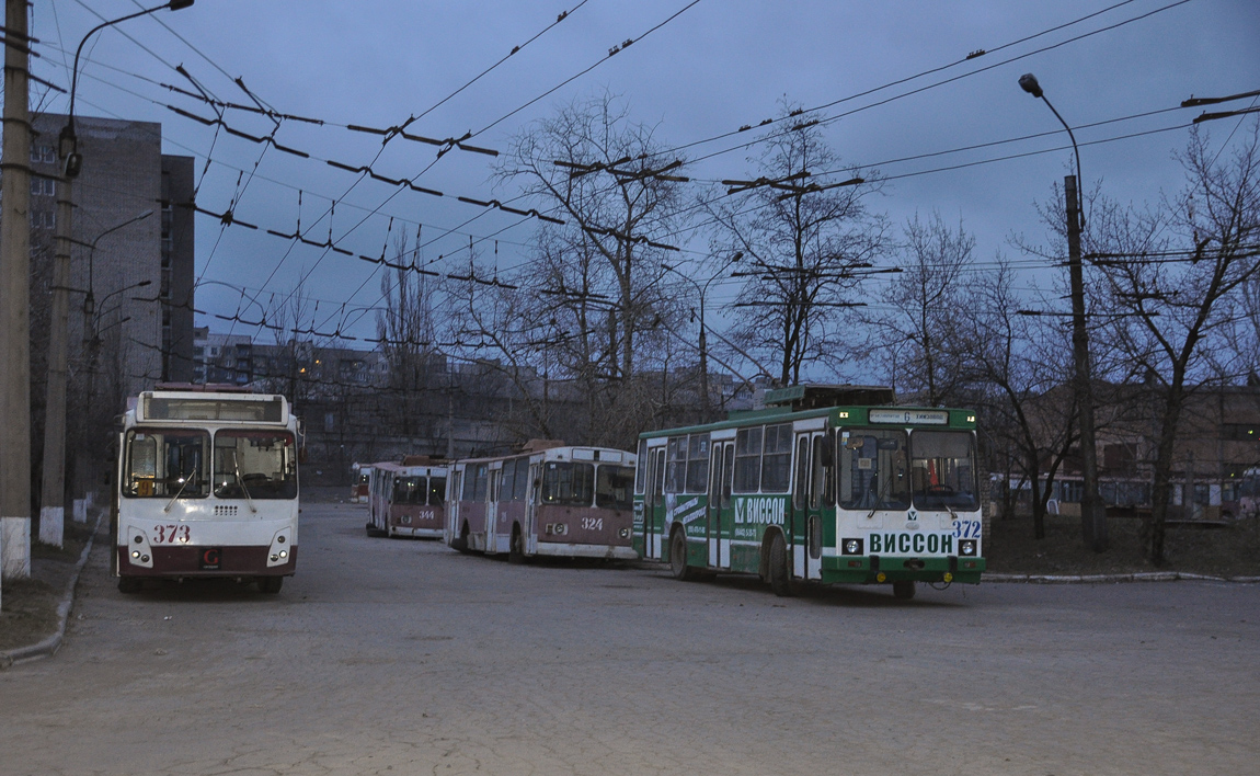 Алчевск, ЗиУ-682Г-016.02 № 373; Алчевск, ЮМЗ Т2 № 372; Алчевск, ЗиУ-682В [В00] № 324