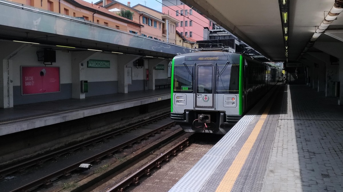 Милан, AnsaldoBreda Meneghino № 927+928; Милан — Метрополитен — Линия M2