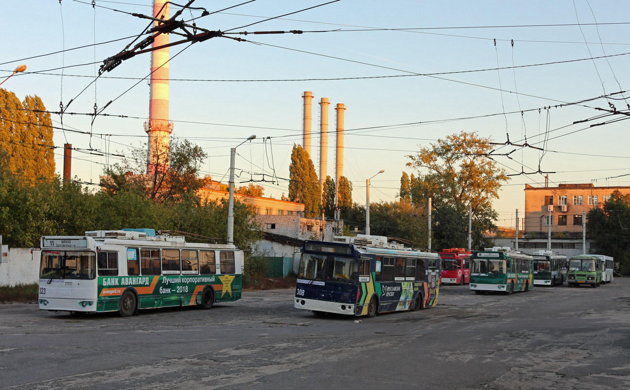 Воронеж, ЗиУ-682Г-016.02 № 323; Воронеж, ЗиУ-682Г-016.02 № 308; Воронеж, ЗиУ-682Г-016.04 № 334 Воронеж, ЗиУ-682Г-016.02 № 323; Воронеж, ЗиУ-682Г-016.02 № 308; Воронеж, ЗиУ-682Г-016.04 № 334