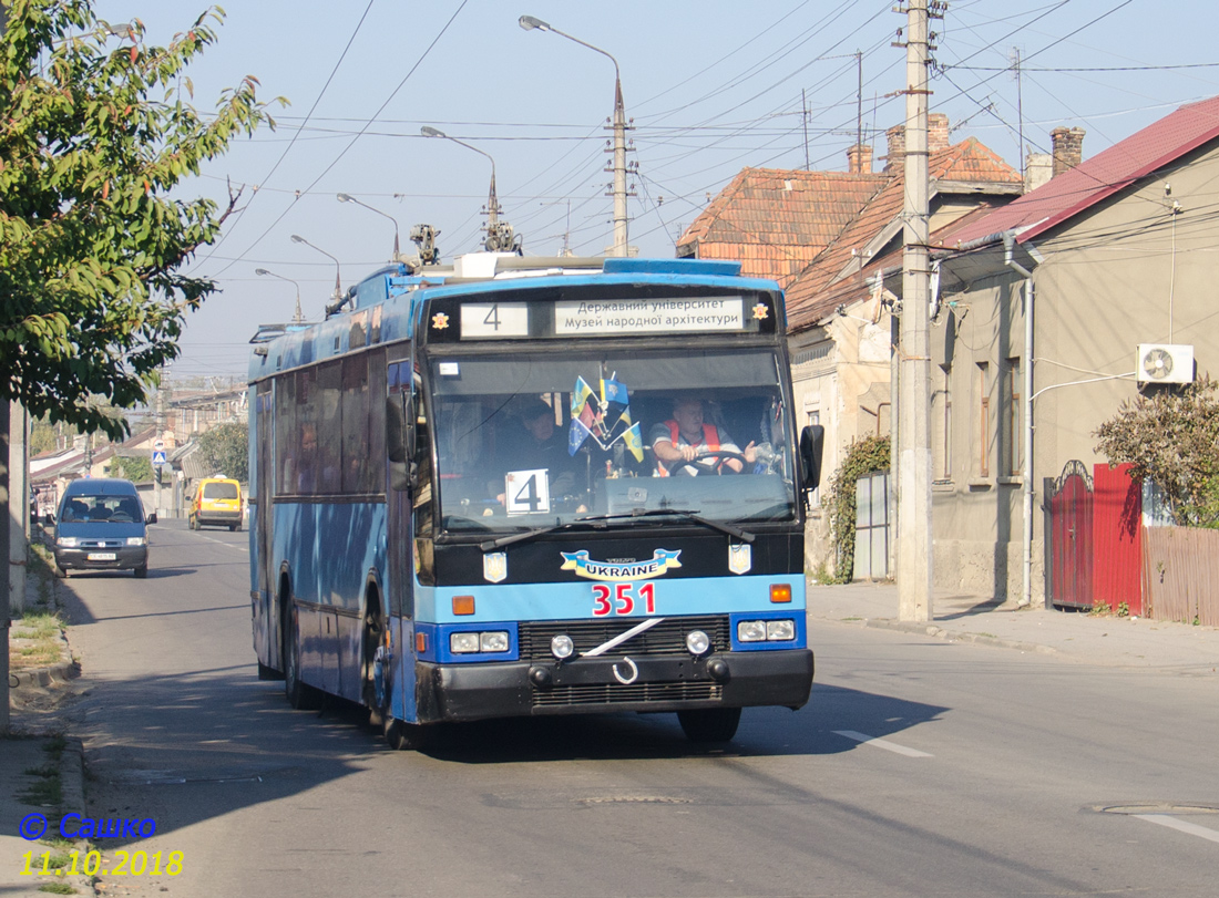 Черновцы, Den Oudsten B88 № 351; Черновцы — Ремонт улицы Сечевых Стрельцов и объезд маршрута 4 по улицам Кишинёвская и Шота Руставели