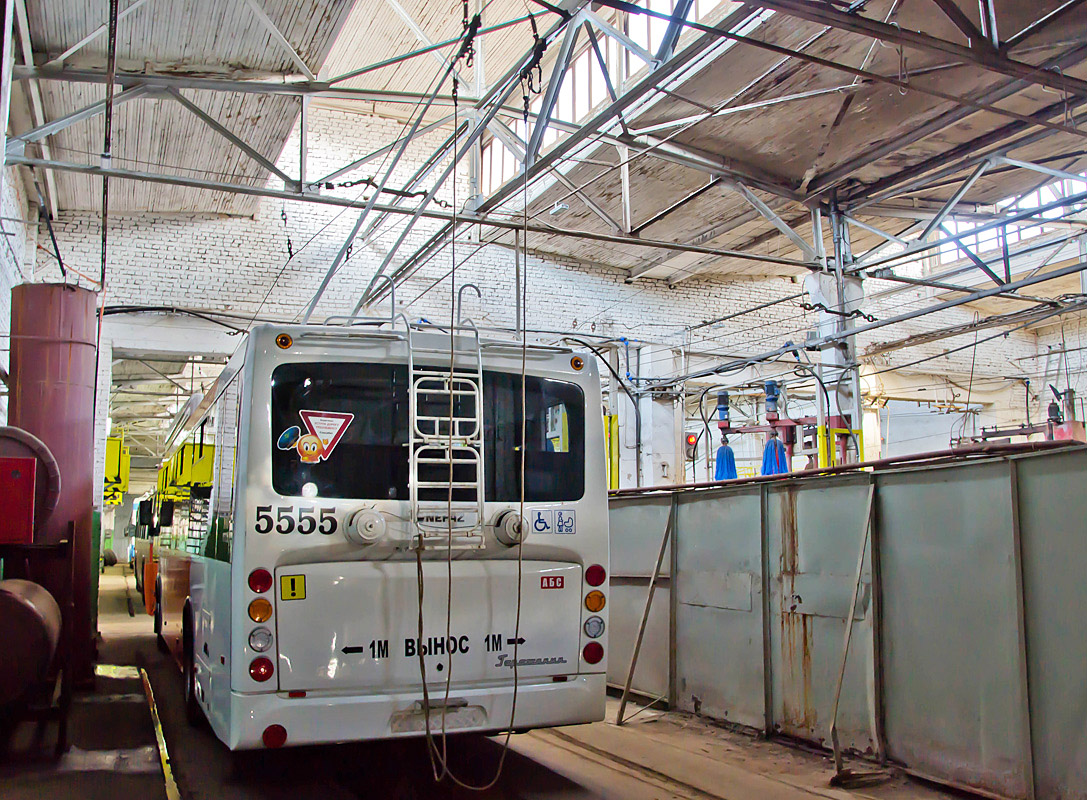 Киров, УТТЗ-6241-10 «Горожанин» № 5555