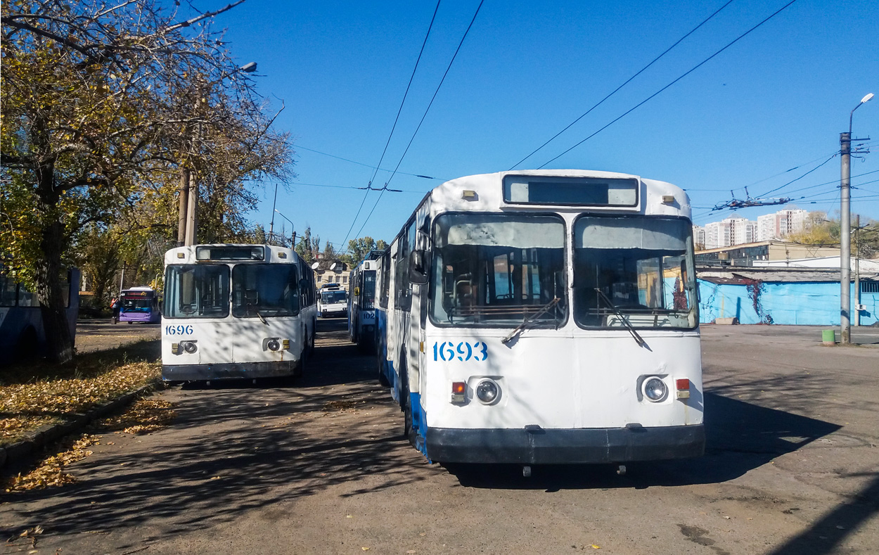 Донецк, ЗиУ-682В-012 [В0А] № 1696; Донецк, ЗиУ-682В [В00] № 1693