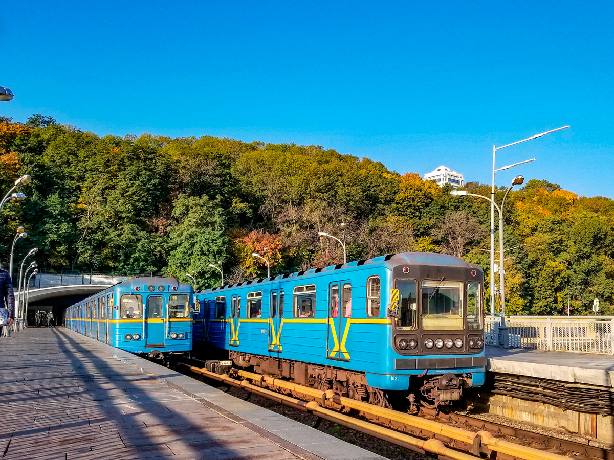 Киев, 81-717.5 (ЛВЗ/ВМ) № 10327; Киев, Ема-502 № 7178