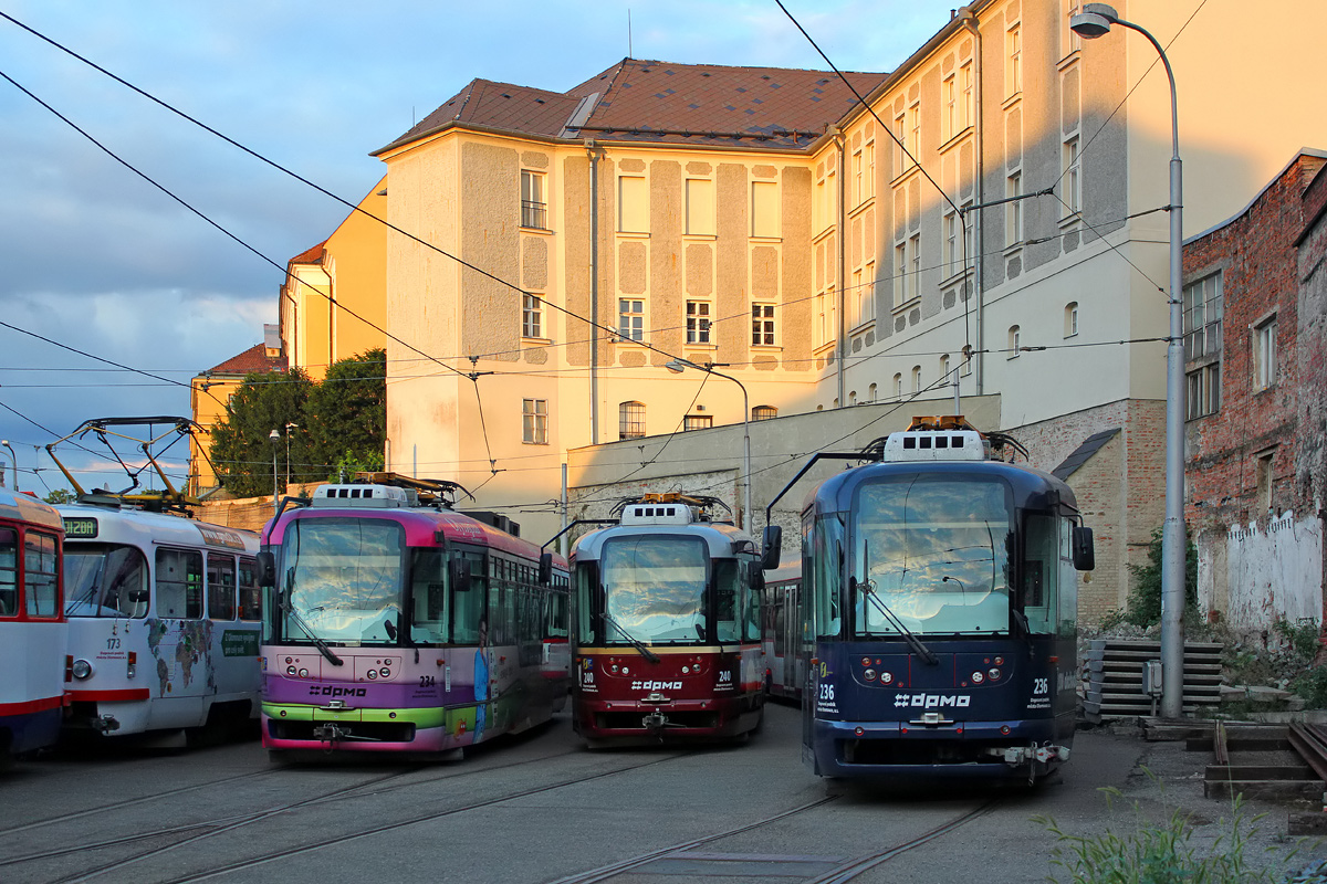 Оломоуц, Vario LFR.E № 234; Оломоуц, Vario LFR.S № 240; Оломоуц, Vario LFR.E № 236 Оломоуц, Vario LFR.E № 234; Оломоуц, Vario LFR.S № 240; Оломоуц, Vario LFR.E № 236