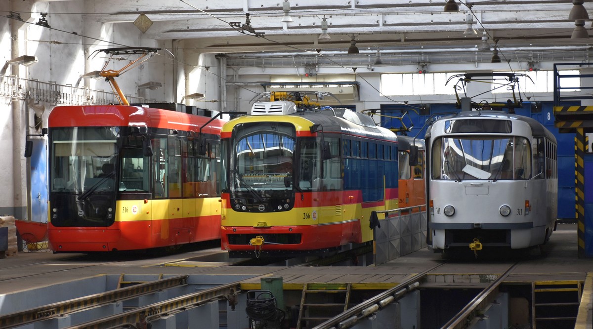 Most ― Litvínov, EVO 1 № 316; Most ― Litvínov, Vario LFR.S № 266; Most ― Litvínov, Tatra T3M.3 № 311