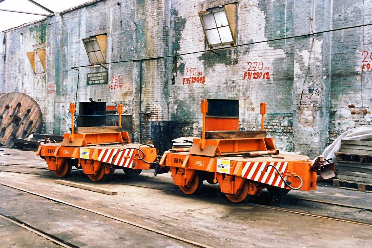 Антверпен, Двухосный грузовой прицеп № 8896; Антверпен, Двухосный грузовой прицеп № 8897; Антверпен — Старые фотографии (city trams Antwerpen 1980 — 1999)