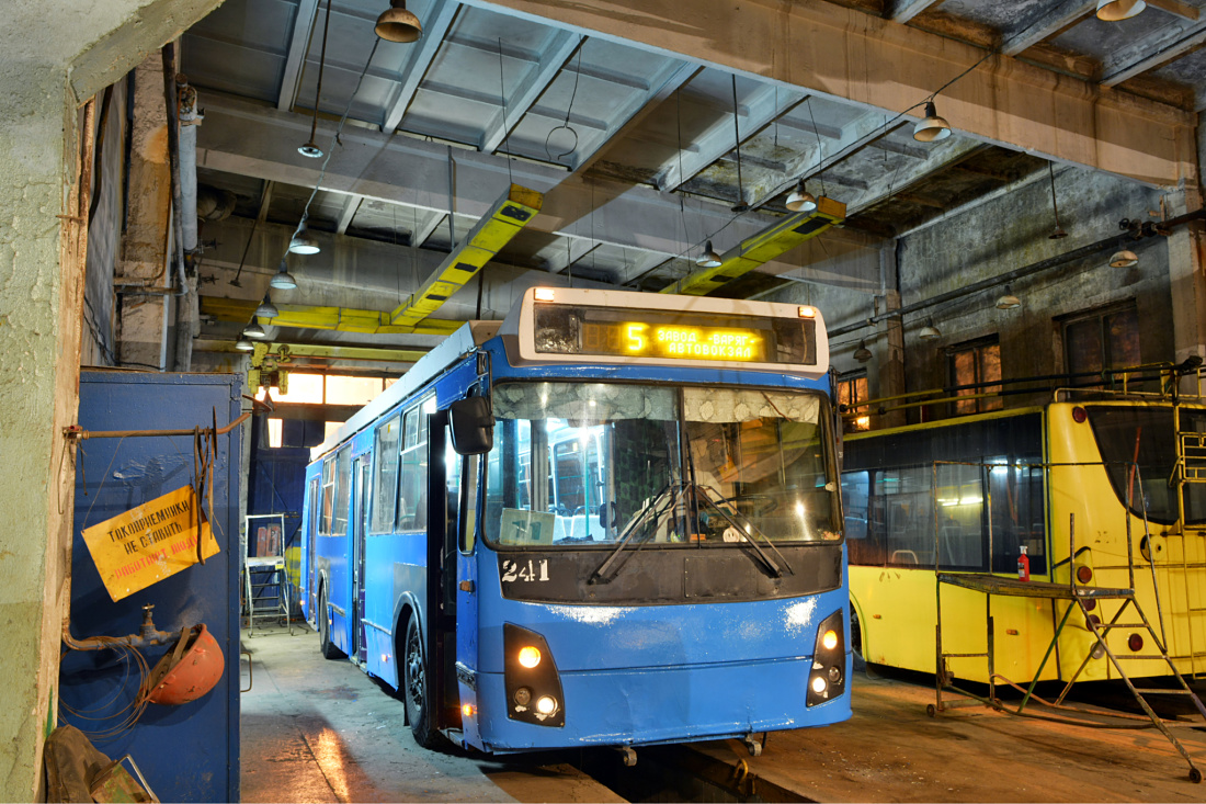 Владивосток, ЗиУ-682Г-016.02 № 241