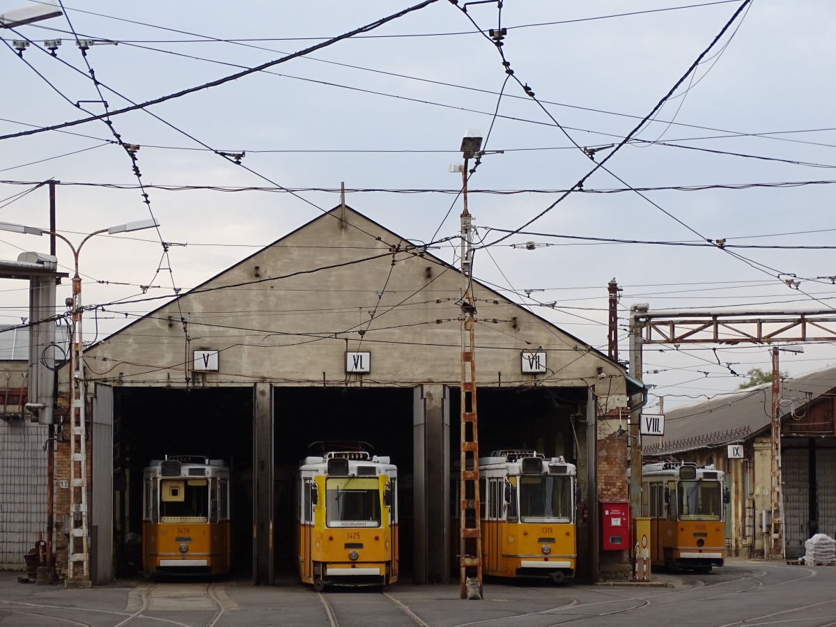 Budapest, Ganz CSMG2 — 1428; Budapest, Ganz CSMG2 — 1425; Budapest, Ganz CSMG2 — 1319; Budapest, Ganz CSMG2 — 1420; Budapest — Villamos kocsiszínek