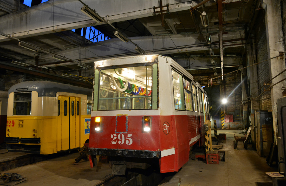 Vladivostok, 71-605 (KTM-5M3) N°. 295 Vladivostok, 71-605 (KTM-5M3) N°. 295
