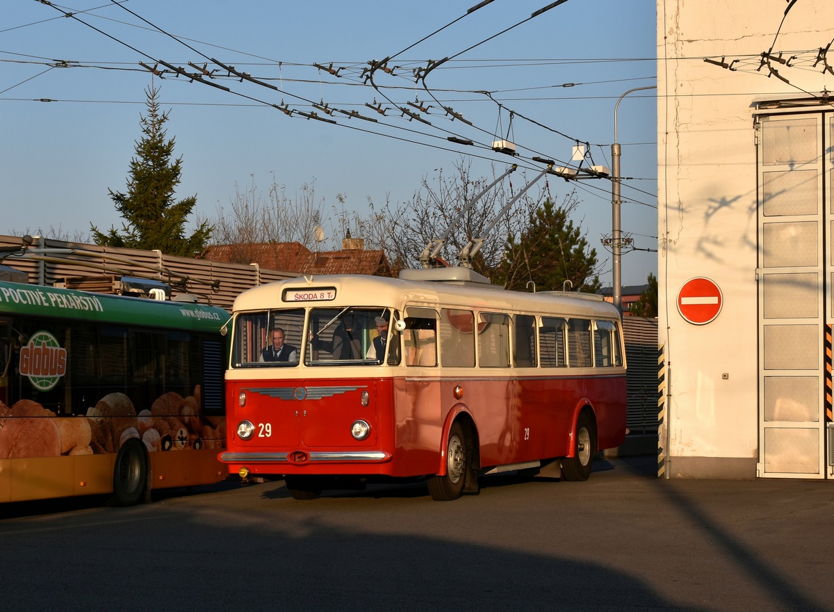 Ostrava, Škoda 8Tr6 № 29; Opava — 35 years in service — Bid farewell to trolleybuses 14Tr(M) / 35 let s Vami — symbolické rozlouceni s trolejbusy 14Tr(M) Ostrava, Škoda 8Tr6 № 29; Opava — 35 years in service — Bid farewell to trolleybuses 14Tr(M) / 35 let s Vami — symbolické rozlouceni s trolejbusy 14Tr(M)