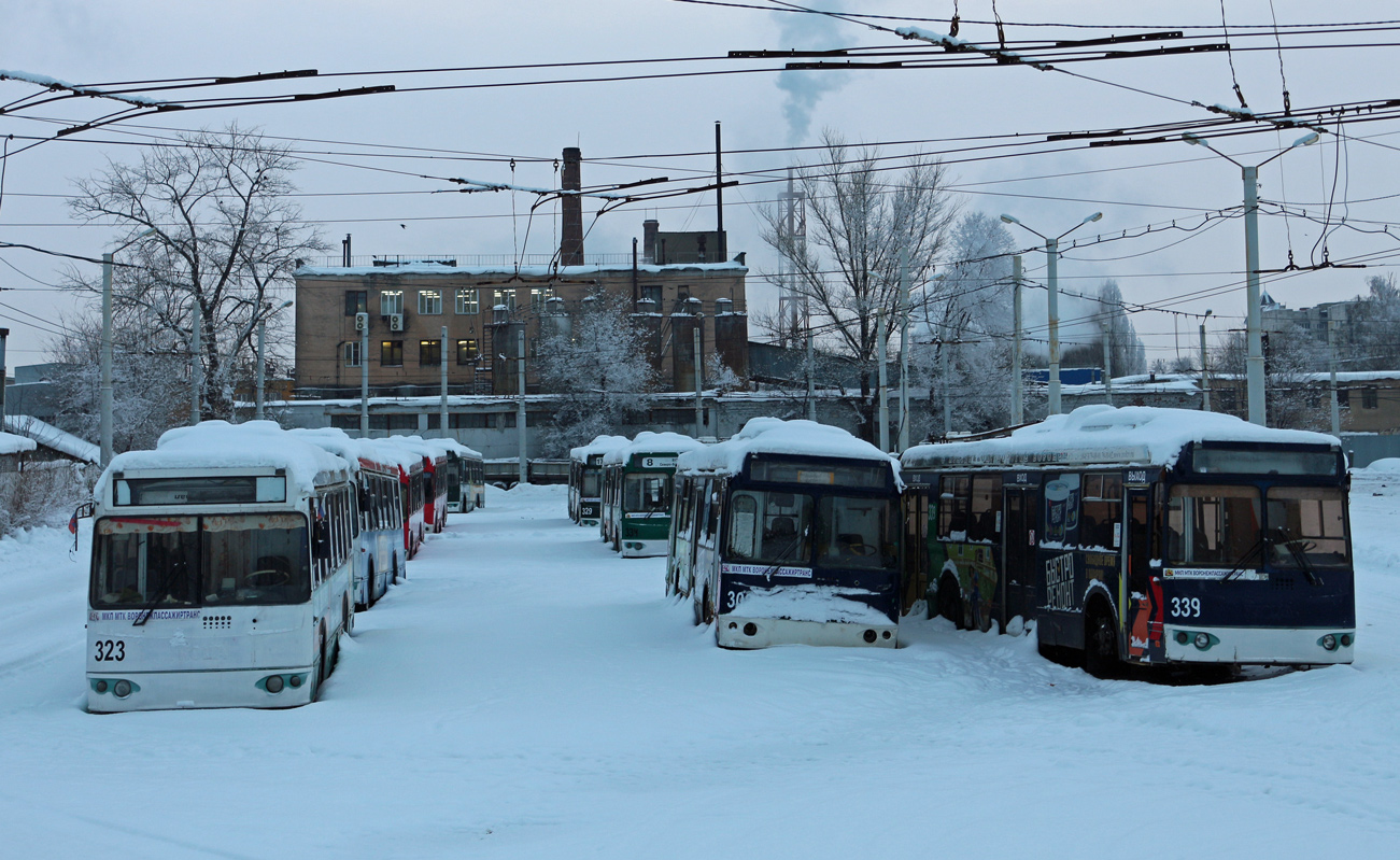 Воронеж, ЗиУ-682Г-016.02 № 323; Воронеж, ЗиУ-682Г-016.02 № 308; Воронеж, ЗиУ-682Г-016.04 № 339 Воронеж, ЗиУ-682Г-016.02 № 323; Воронеж, ЗиУ-682Г-016.02 № 308; Воронеж, ЗиУ-682Г-016.04 № 339