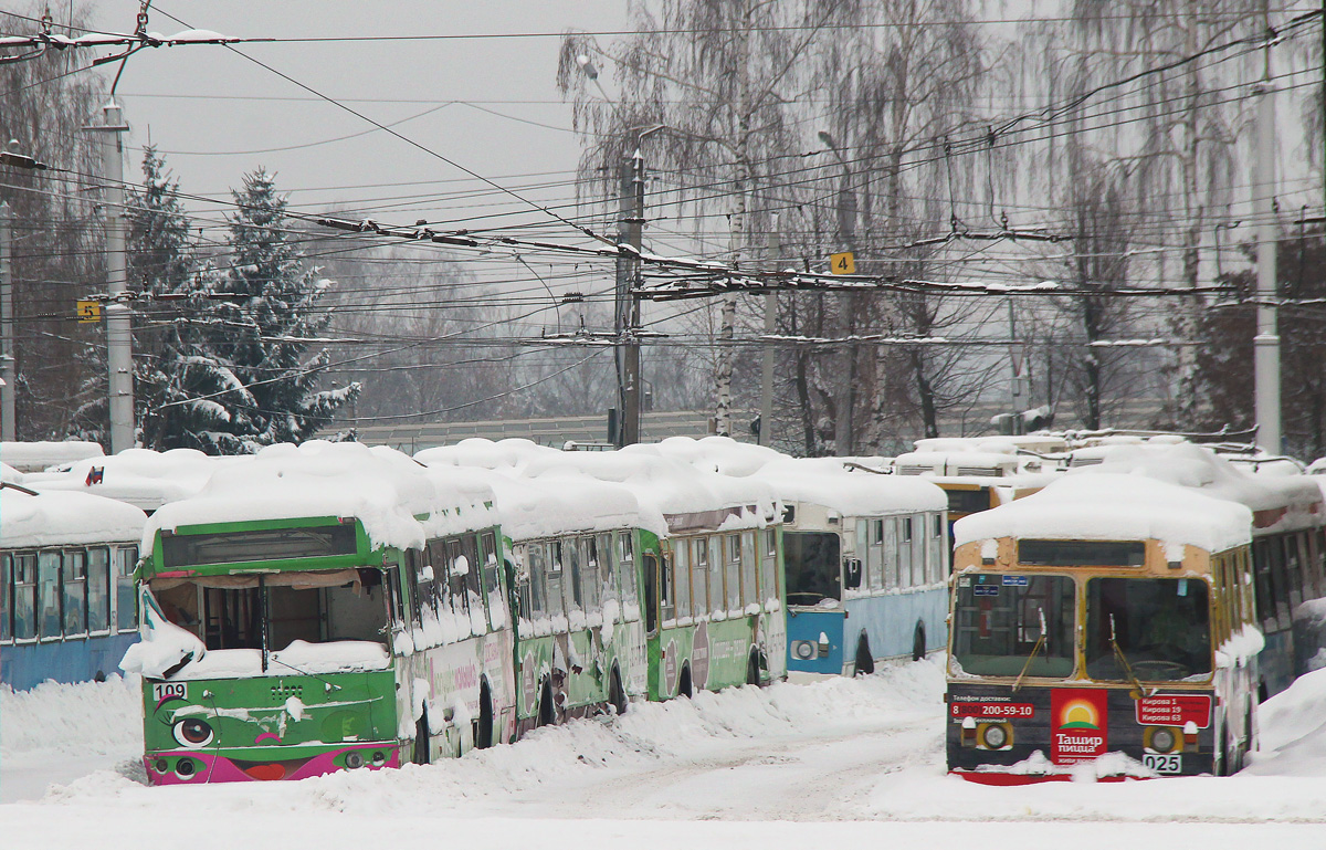 Калуга, ЗиУ-682Г-016.02 № 109; Калуга, ЗиУ-682В-012 [В0А] № 025