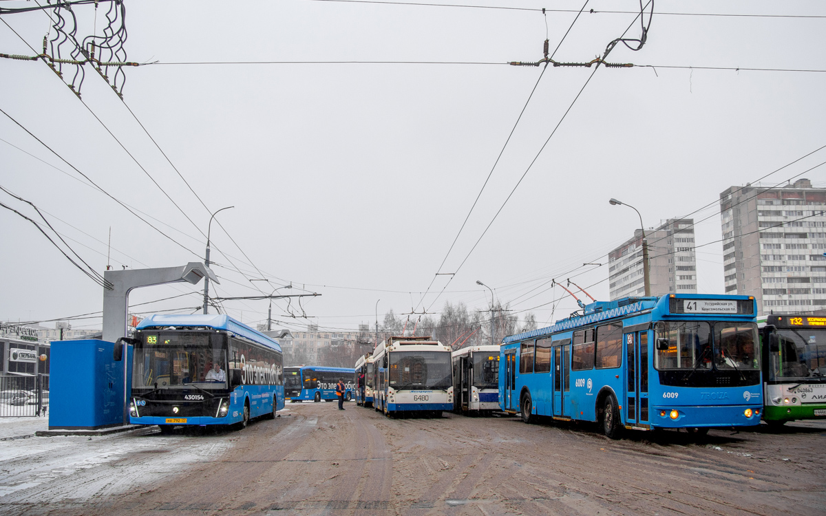 Москва, ЛиАЗ-6274 № 430154; Москва, ЗиУ-682Г-016.02 (с широкой 1-й дверью) № 6009