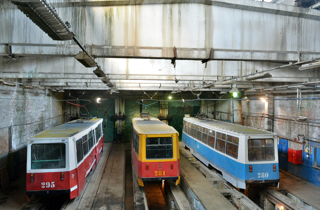Vladivostok, 71-605A č. 280; Vladivostok, 71-605A č. 281; Vladivostok, 71-605 (KTM-5M3) č. 295 Vladivostok, 71-605A č. 280; Vladivostok, 71-605A č. 281; Vladivostok, 71-605 (KTM-5M3) č. 295