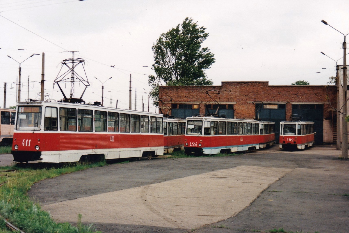 Горловка, 71-605А № 424; Горловка, 71-605 (КТМ-5М3) № 402; Горловка, 71-605 (КТМ-5М3) № 411; Горловка — Фотографии Алекса Краковски — 18.05.1998