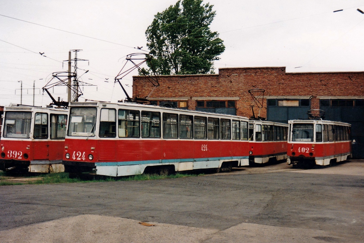 Horļivka, 71-605 (KTM-5M3) № 392; Horļivka, 71-605A № 424; Horļivka, 71-605 (KTM-5M3) № 402; Horļivka — Photos by Alex Krakowsky — 18.05.1998