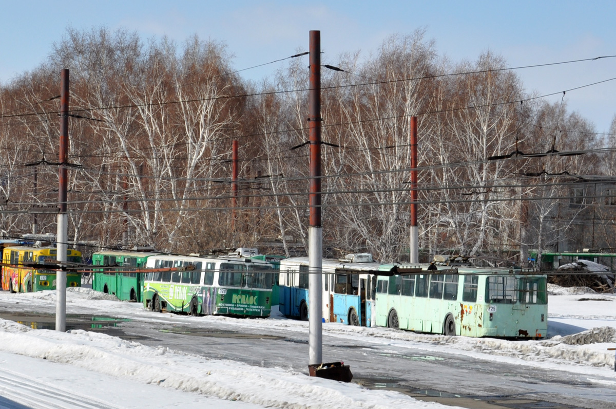 Омск, ЗиУ-682В10 № 328; Омск, ЗиУ-682В [В00] № 225; Омск — Троллейбусное депо 2 (Левобережное)  (закрыто)