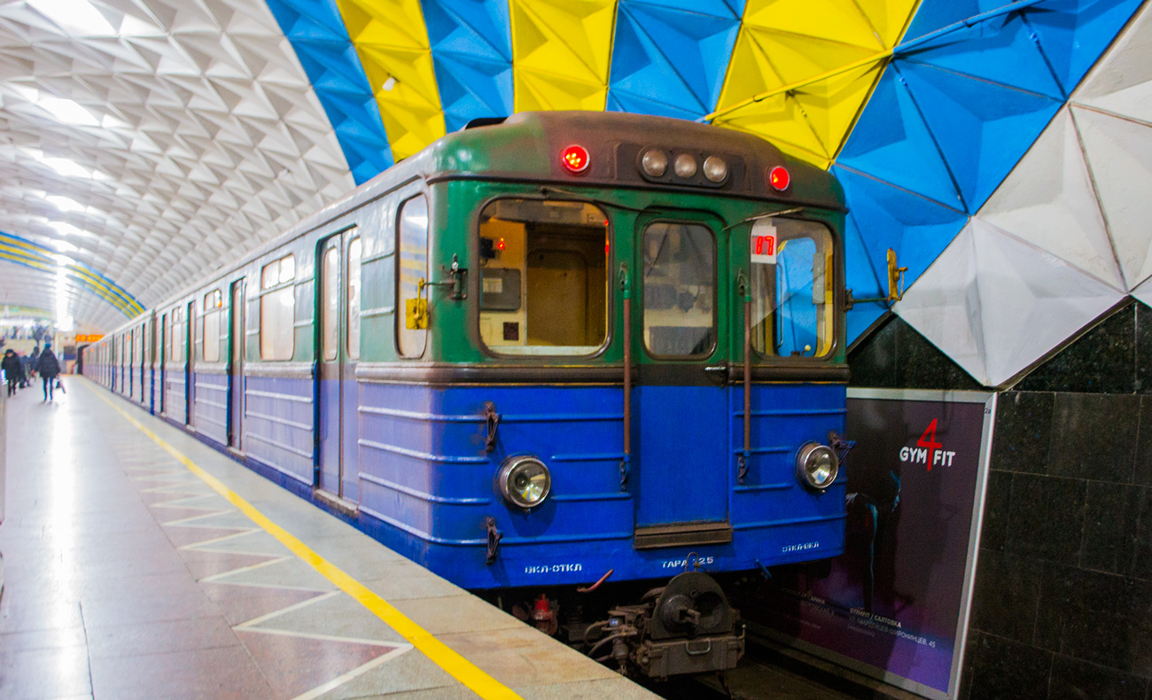 Харьков, Еж3 № 9044; Харьков — Метрополитен — Холодногорско-Заводская линия; Харьков — Метрополитен — Подвижной состав — Еж3/Ем-508т