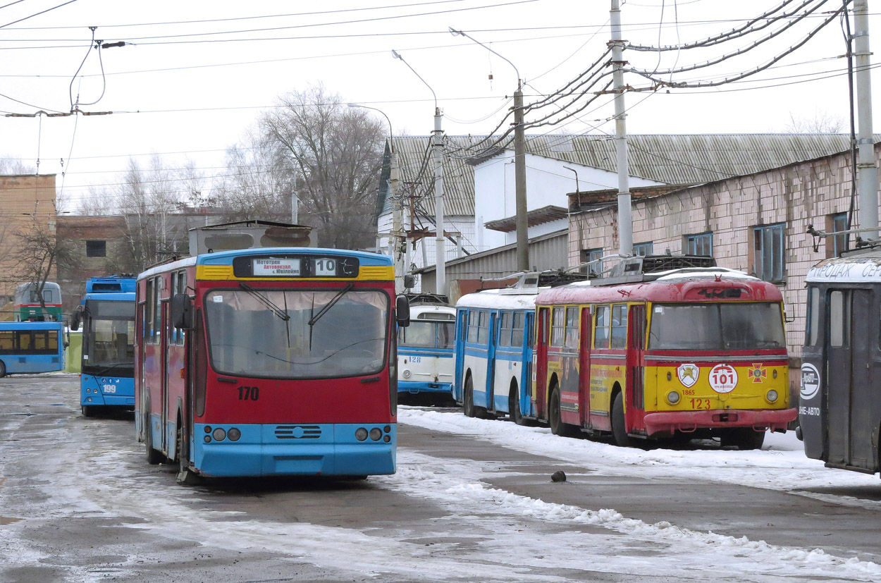Ровно, Jelcz/KPNA PR110E № 170; Ровно, Škoda 9TrH29 № 123