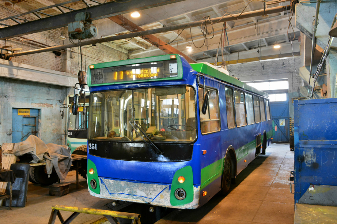 Владивосток, ЗиУ-682Г-016.02 № 251; Владивосток — Текущие ремонты и основные узлы троллейбусов