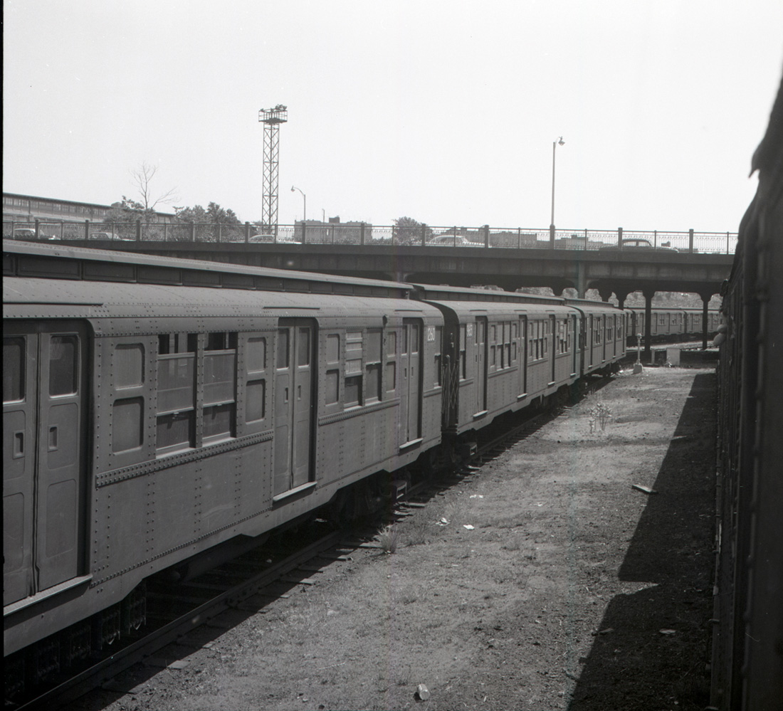 Нью-Йорк, Pullman R6-2 № 1260; Нью-Йорк, ACF R6-3 № 945