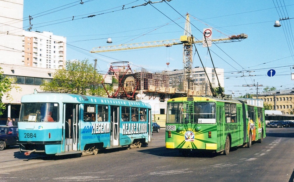 Moskva, Tatra T3SU № 2884; Moskva, ZiU-683B [B00] № 6681