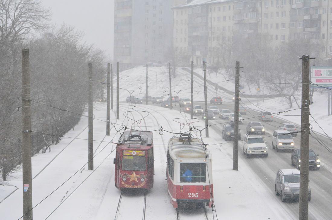 Владивосток, 71-132 (ЛМ-93) № 320; Владивосток, 71-605 (КТМ-5М3) № 295; Владивосток — Снегопады Владивосток, 71-132 (ЛМ-93) № 320; Владивосток, 71-605 (КТМ-5М3) № 295; Владивосток — Снегопады
