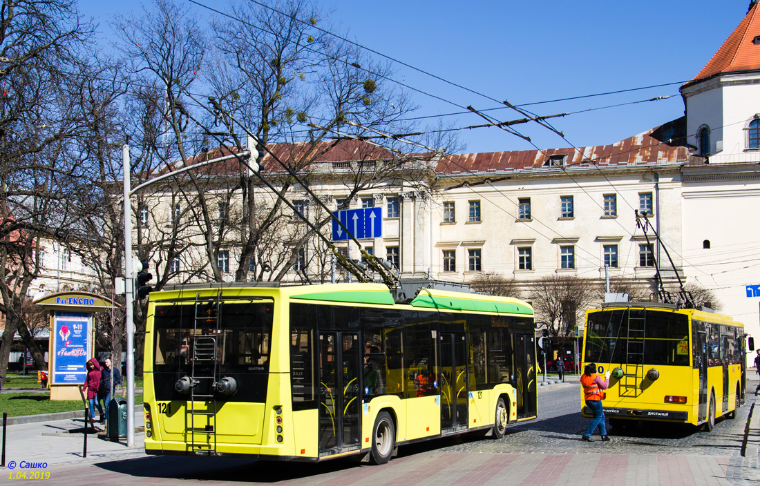 Львов, Electron T19102 № 121; Львов, Škoda 14Tr02/6 № 540