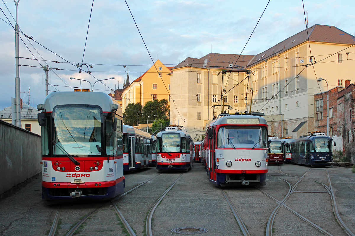 Оломоуц, Vario LF+/O № 105; Оломоуц, Tatra T3R.P № 182