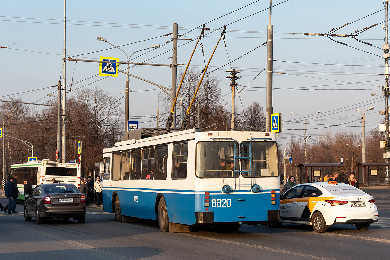 Москва, ЗиУ-682ГМ1 (с широкой передней дверью) № 8820