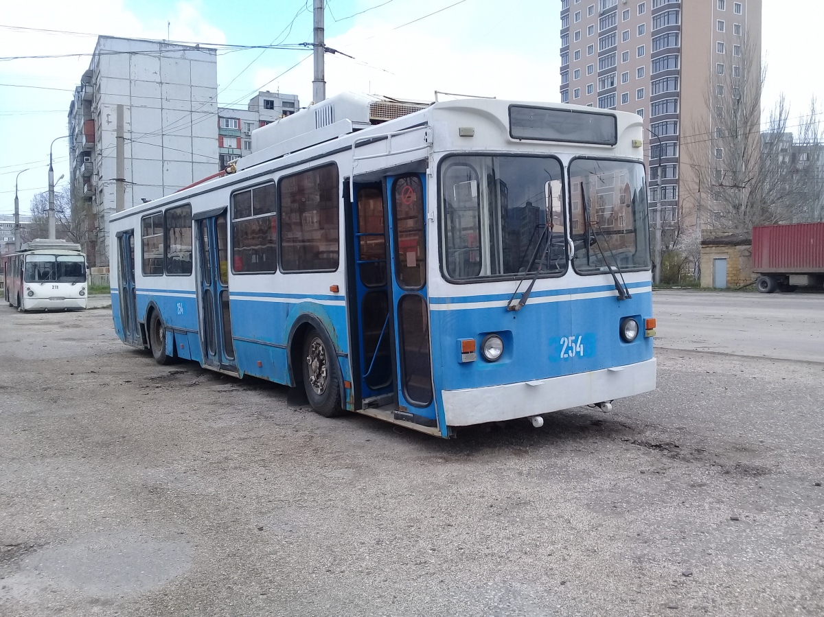 Махачкала, ЗиУ-682ГМ1 (с широкой передней дверью) № 254