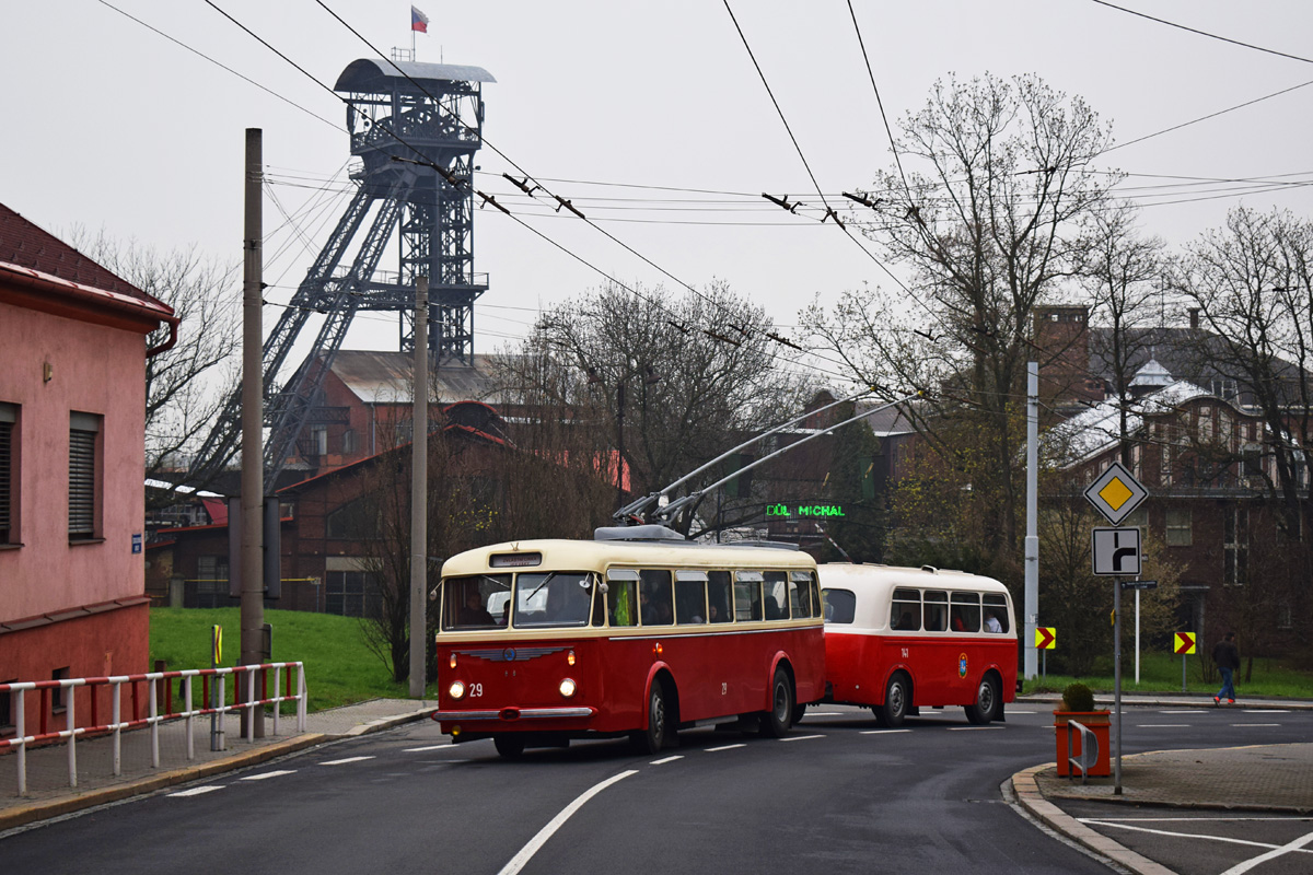 Ostrava, Škoda 8Tr6 nr. 29; Ostrava, Karosa B40 nr. 141 Ostrava, Škoda 8Tr6 nr. 29; Ostrava, Karosa B40 nr. 141