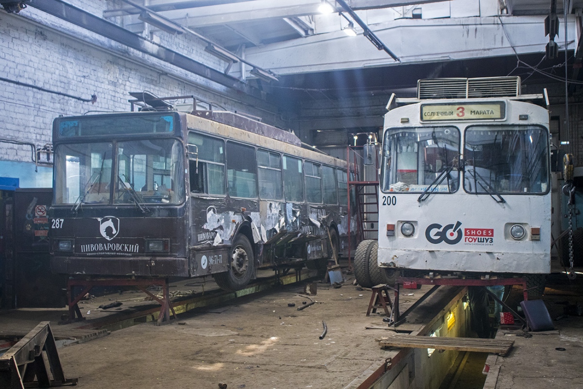 Иркутск, ВМЗ-5298.00 (ВМЗ-375) № 287; Иркутск, СТ-682Г № 200; Иркутск — Троллейбусное депо