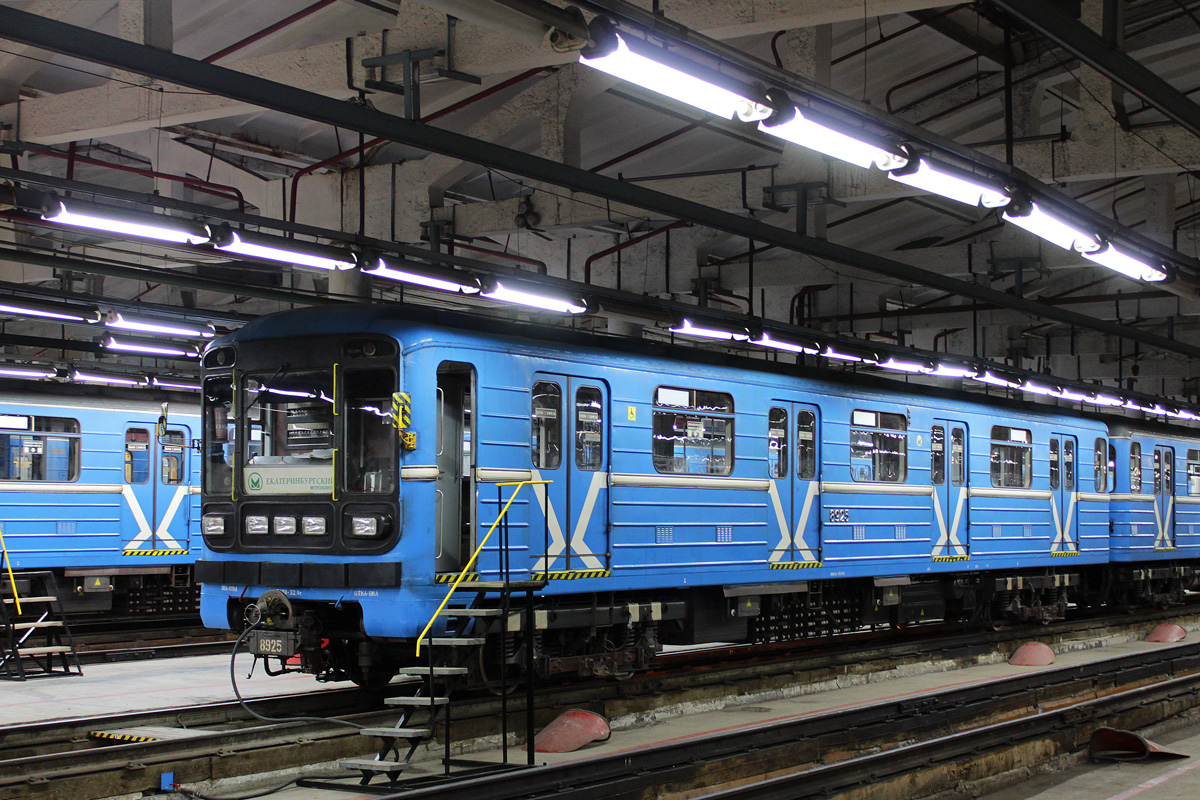 Екатеринбург, 81-717.5 (ЛВЗ/ВМ) № 8925