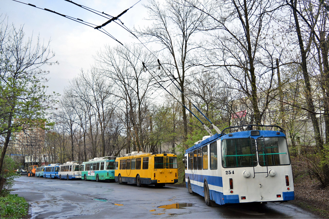 Владивосток, ЗиУ-682Г-016.02 № 254; Владивосток, ЗиУ-682Г-016.02 № 252; Владивосток — Разные фотографии